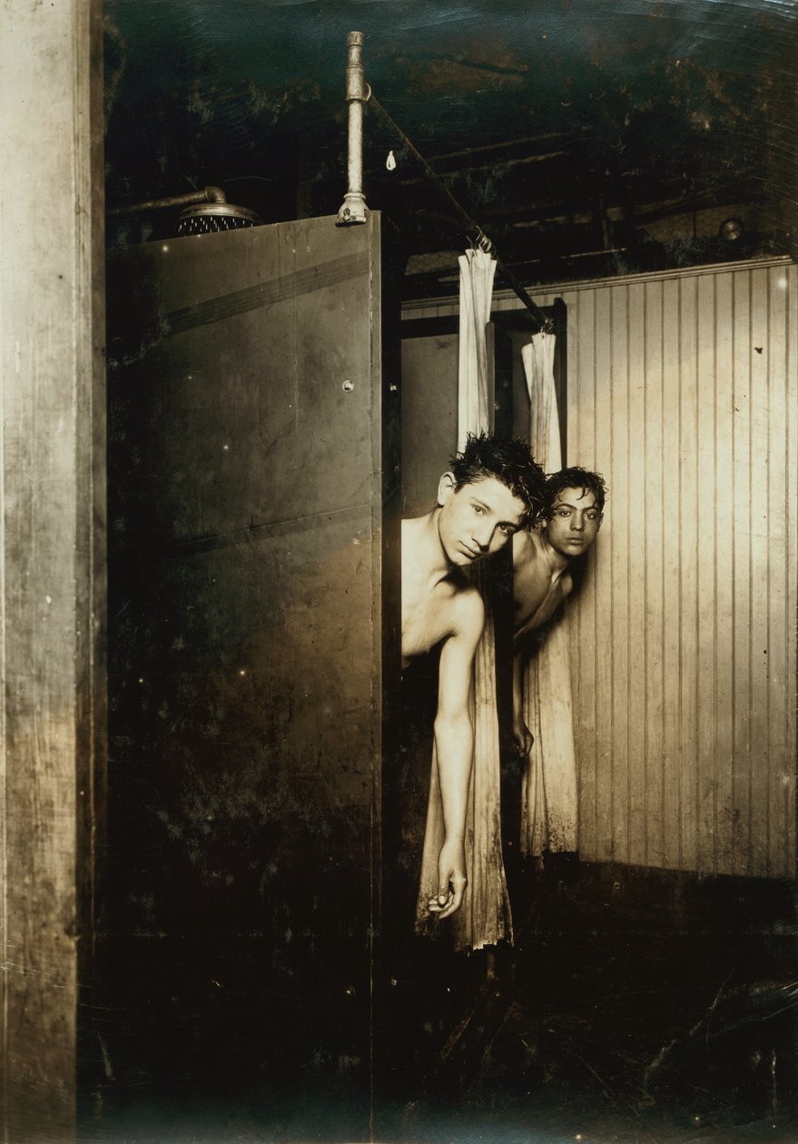 Telegrafgutter bruker dusjbad, Posttlf. Co., Broadway, New York, 1910 av Lewis Wickes Hine