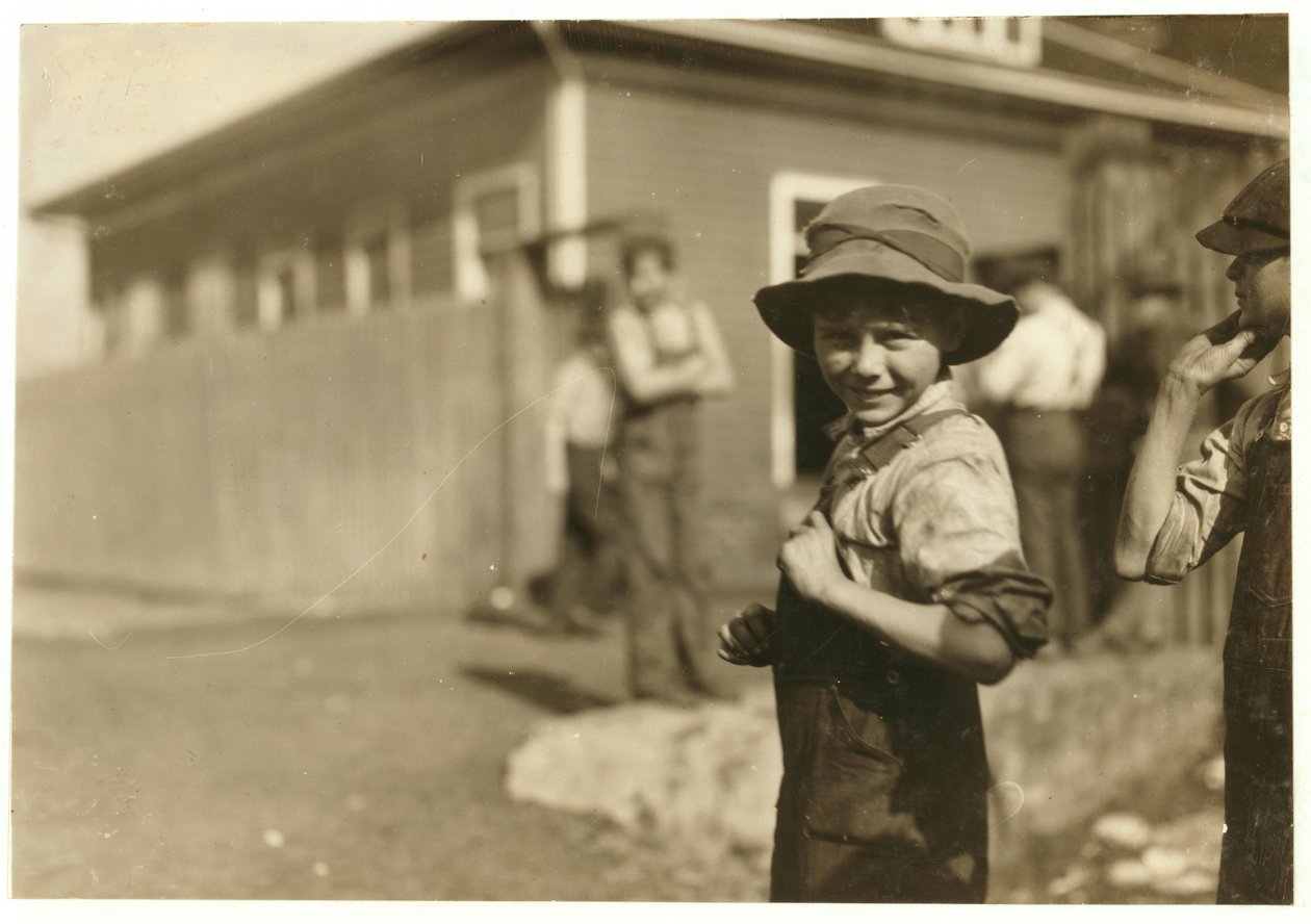 Ti år gamle Charlie Foster, ute av stand til å lese, med fast jobb i Merrimack Mills, Huntsville, Alabama, 1913 av Lewis Wickes Hine