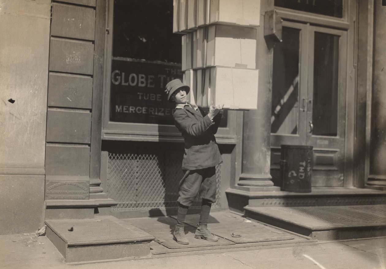 Vogngutt eller halegutt som hjelper til med å laste vognen, ca. 1914. av Lewis Wickes Hine