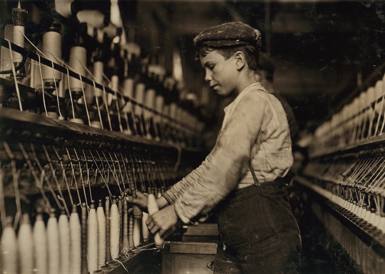 Ung gutt jobber som Doffer i Globe Cotton Mill, Augusta, Georgia, USA, ca. 1909 av Lewis Wickes Hine