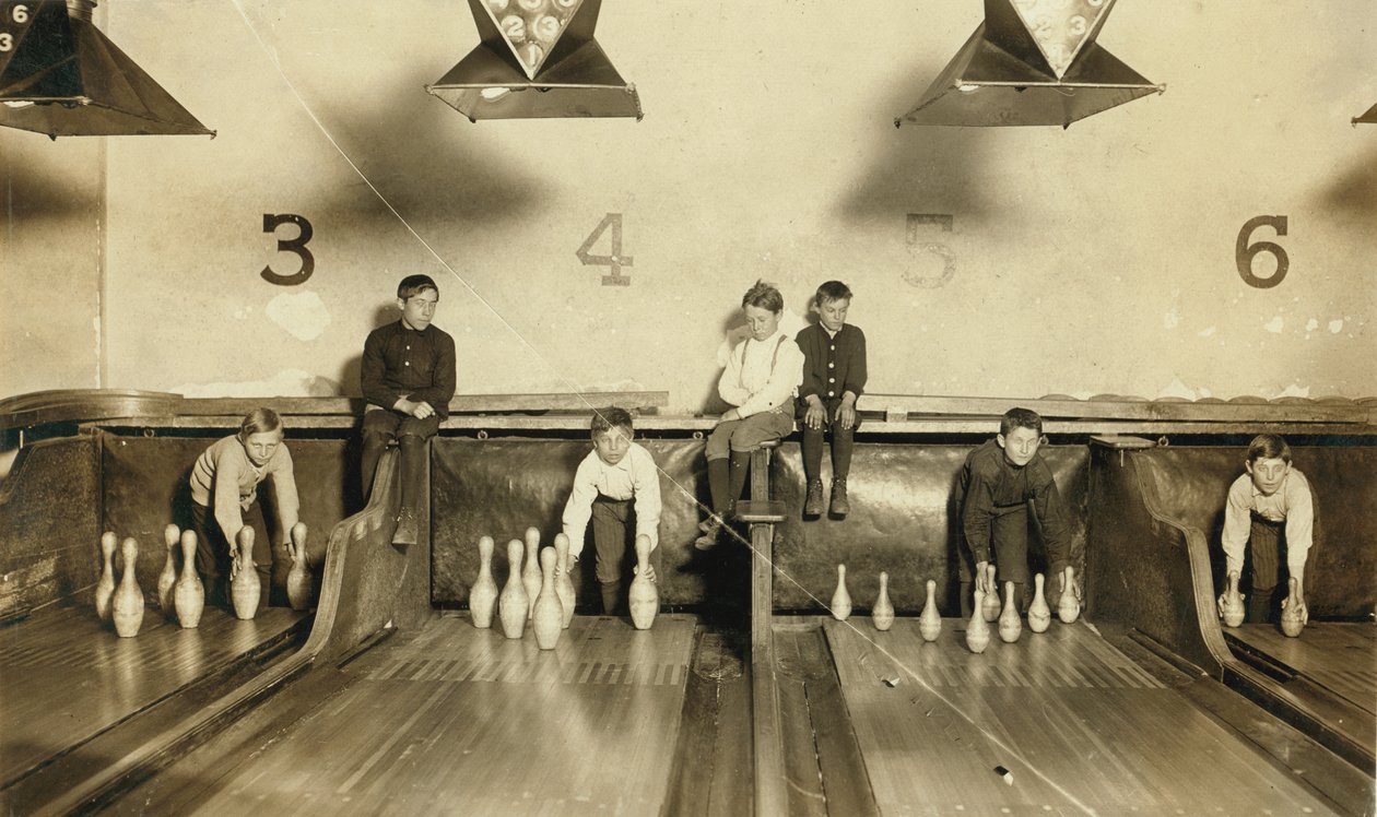 Unge gutter setter opp bowlingpinner på Arcade Bowling Alley Late at Night, Trenton, New Jersey, USA, ca. 1909 av Lewis Wickes Hine