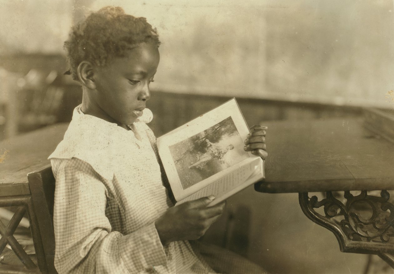 Lesebok for unge jenter i klasserommet, Pleasant Green School, Marlinton, Pocahontas County, West Virginia, USA, ca. 1921 av Lewis Wickes Hine