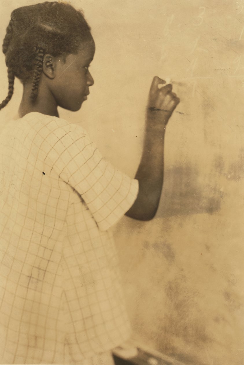 Ung jente som skriver på tavle i klasserommet, Pleasant Green School, Marlinton, Pocahontas County, West Virginia, USA ca. 1921 (sepia-bilde) av Lewis Wickes Hine