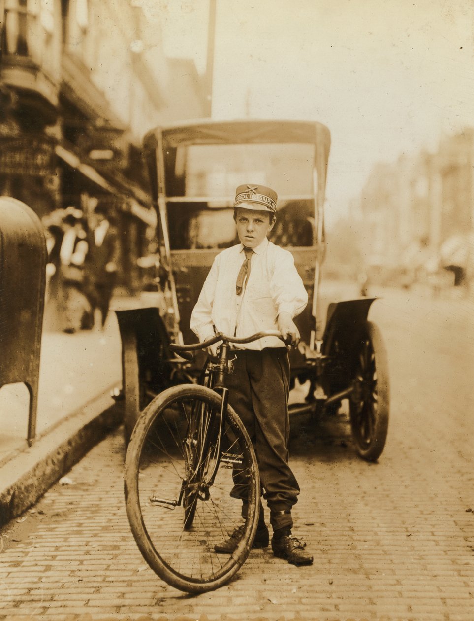Ung tenåringsgutt jobber som Post Telegraph Company Messenger, Wilmington, Delaware, USA, ca. 1910 av Lewis Wickes Hine