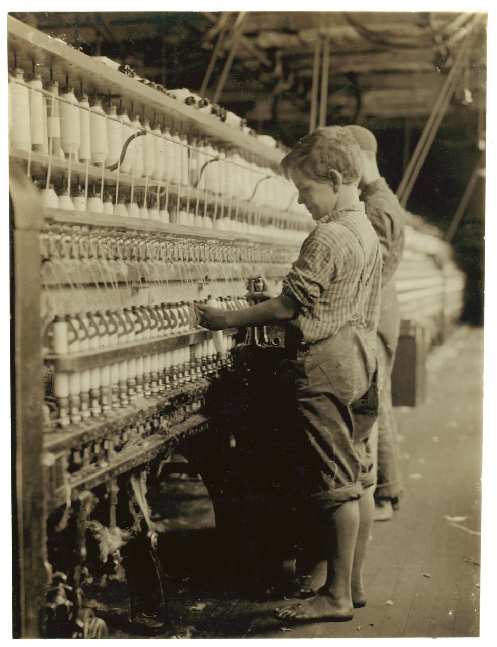 Unge doffers erstatter hele spoler i North Pownal, Vermont, 1910 av Lewis Wickes Hine