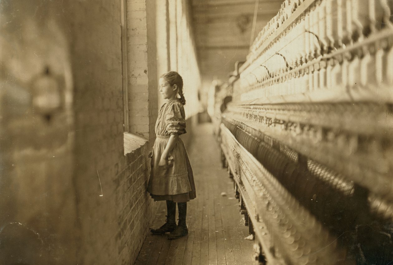 Ung jente som jobber i en mølle, Lincolnton, North Carolina, USA, ca. 1908 (s/hvitt-bilde) av Lewis Wickes Hine