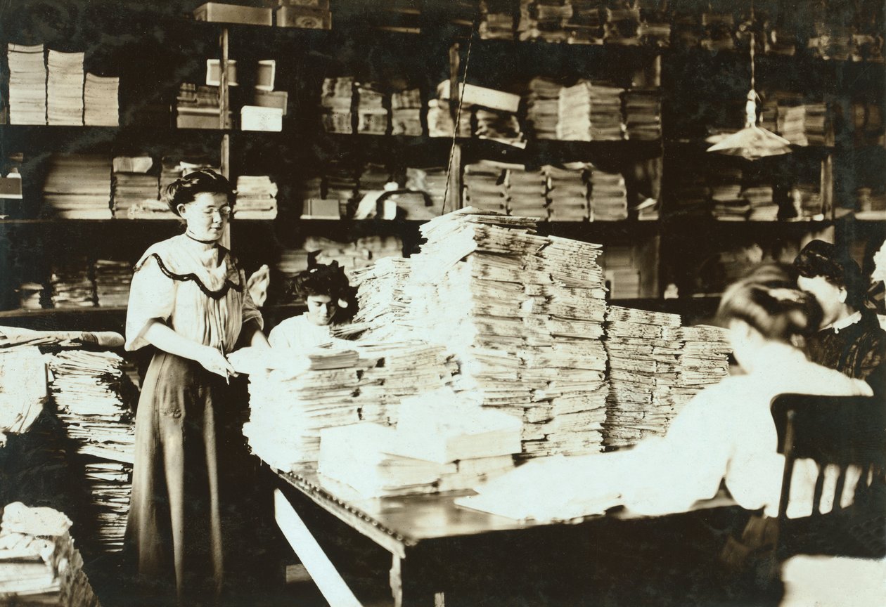 Unge kvinner sorterer papirer i et lagerrom, ca. 1905 av Lewis Wickes Hine