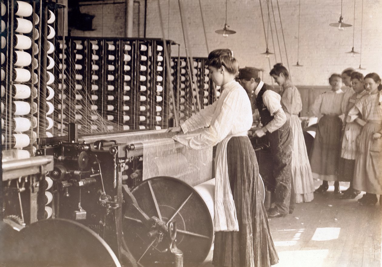 Unge kvinner som jobber ved en spinnemaskin i en bomullsfabrikk, South Carolina, 1908 av Lewis Wickes Hine
