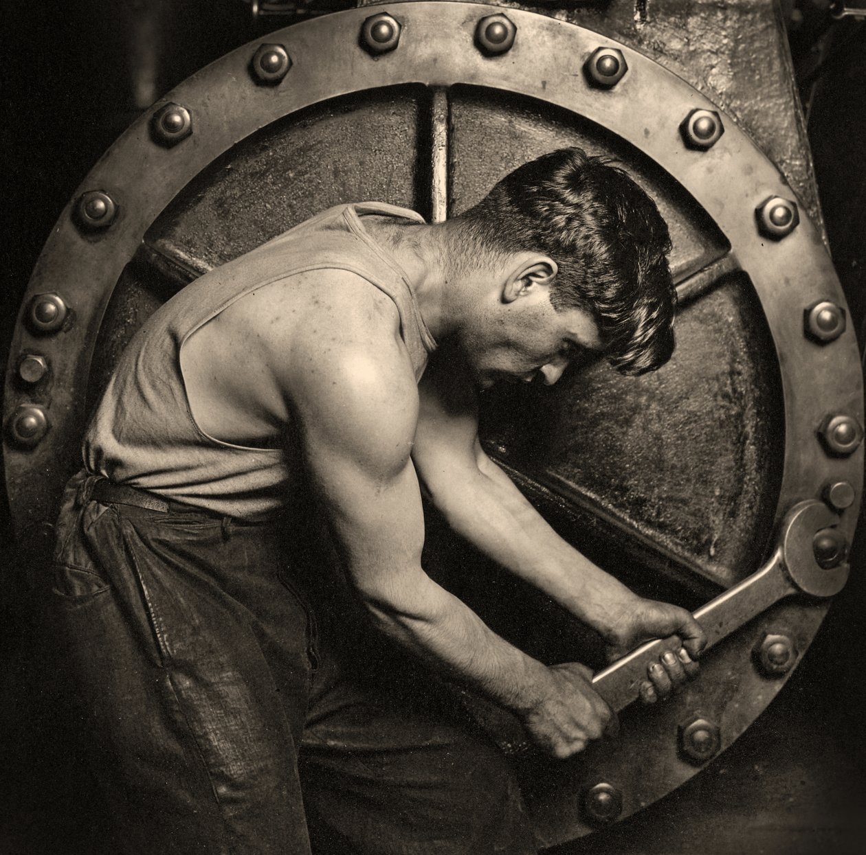 nærbilde av en krafthusmekaniker som jobber med damppumpe ca. 1920 (bilde) av Lewis Wickes Hine
