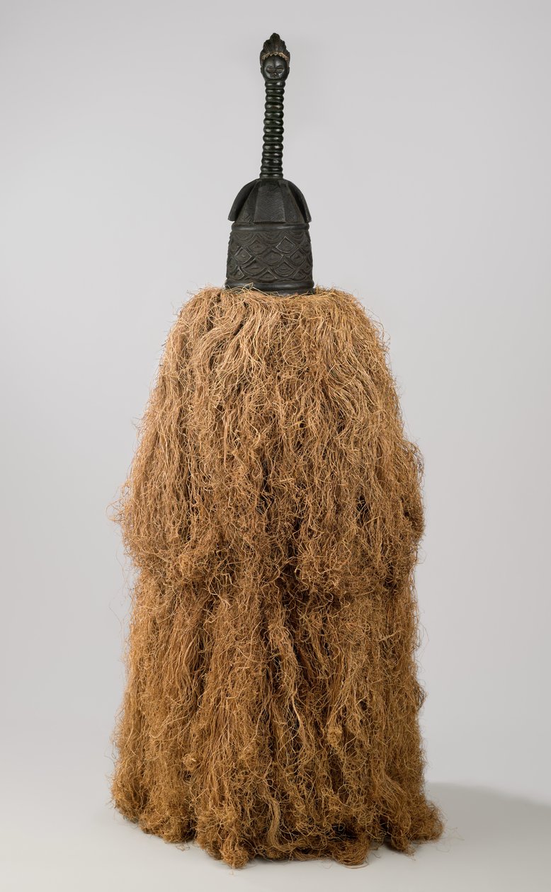 Hjelmmaske (Gbetu) med Raffia-kostyme, Gola, 1900-tallet (tre, pigment, metall, raffia) av Liberian Liberian