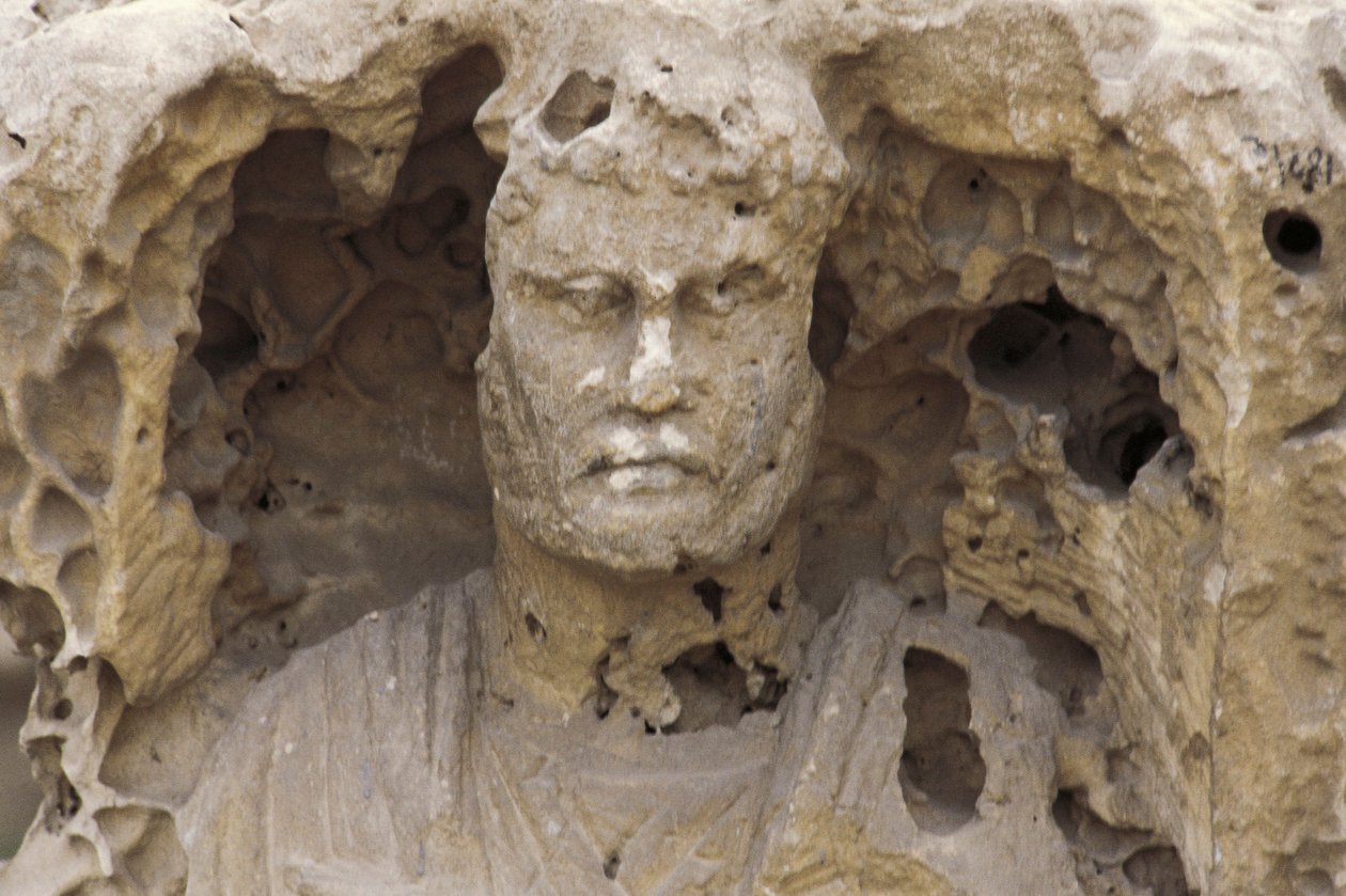Egypt, Alexandria, katakombene i Kom-esh-Shuqafa, interiøret i hypogeum, detalj av en statue av Unbekannt Unbekannt