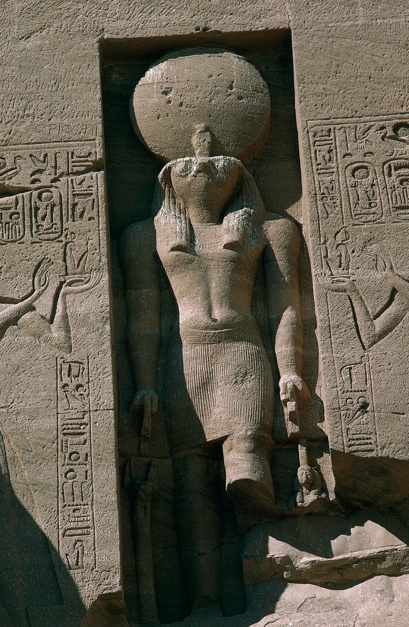 Egypt, Nubia, Abu Simbel, Great Temple of Ramses II, fasade, nisje med statue av solguden Ra av Unbekannt Unbekannt