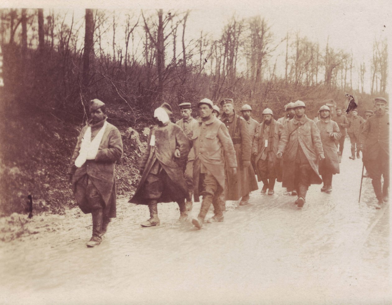 Februar 1917 - Verdun-Front franske fanger såret eskortert tilbake av tyske soldater av Unbekannt Unbekannt