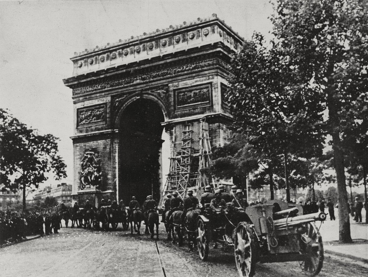 Tyske tropper paraderer ned Place de l'Etoile (Place Charles-de-Gaulle) foran Triumfbuen, 14. juni av Unbekannt Unbekannt