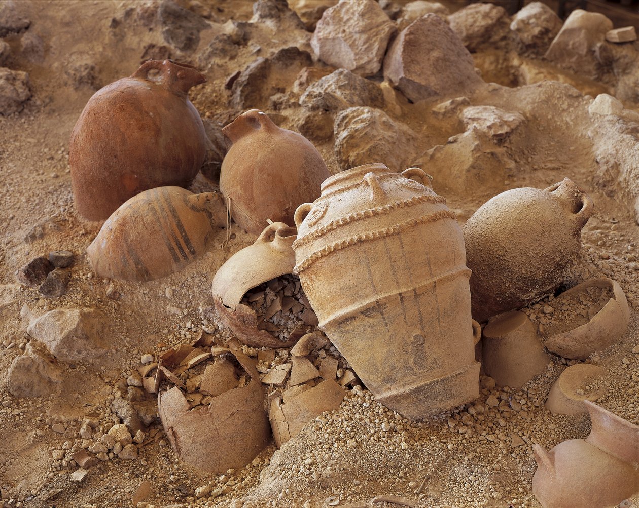 Høyvinkelvisning av skadede amforer, Akrotiri of Thera, Akrotiri, Santorini, Kykladene, Sørlige Egeerhavet, Hellas av Unbekannt Unbekannt