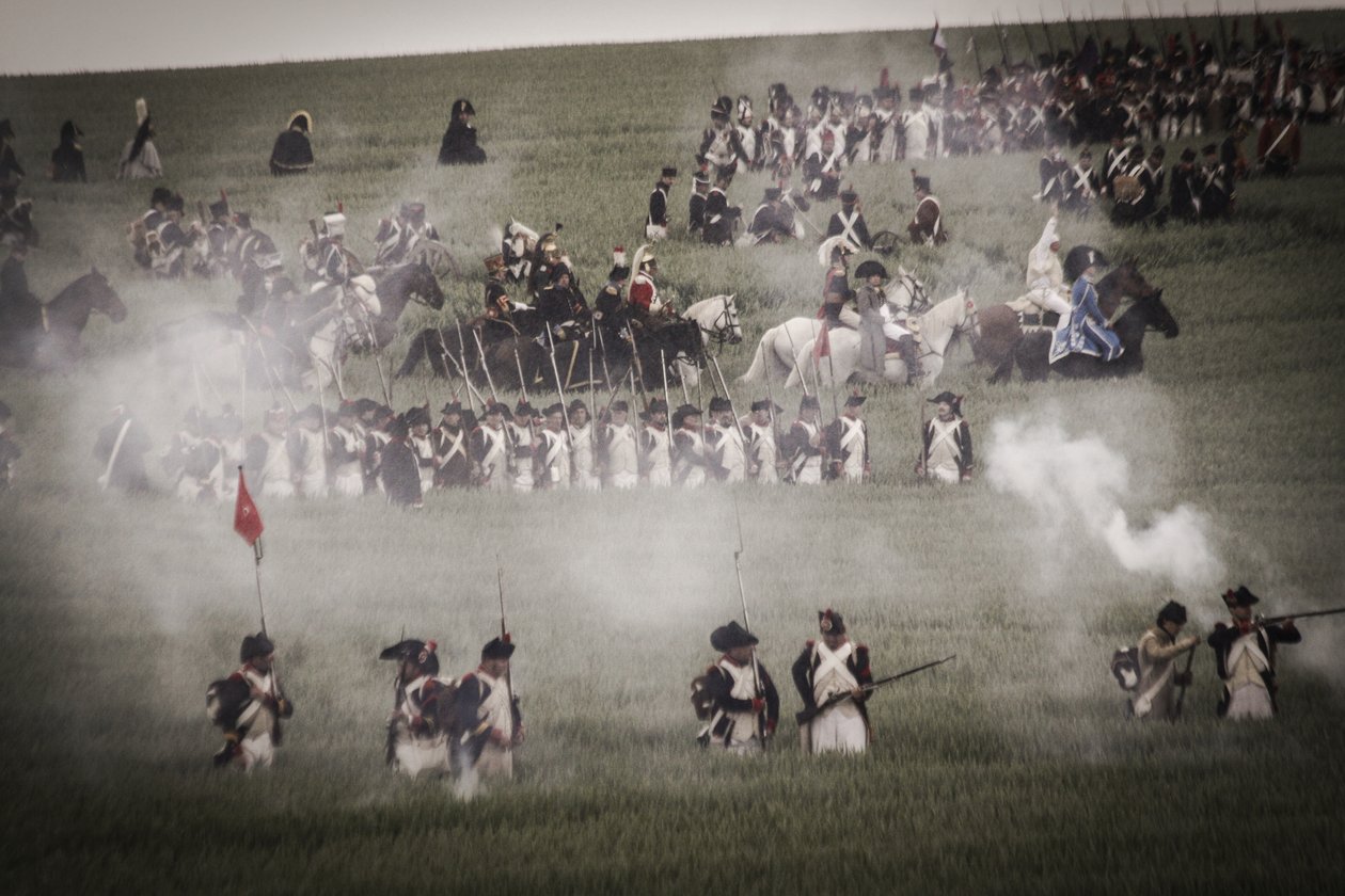 Historisk gjeninnføring: Infanteri, kyrassere og offiserer fra den franske hæren på slagmarken, Napoleonskrigene av Unbekannt Unbekannt