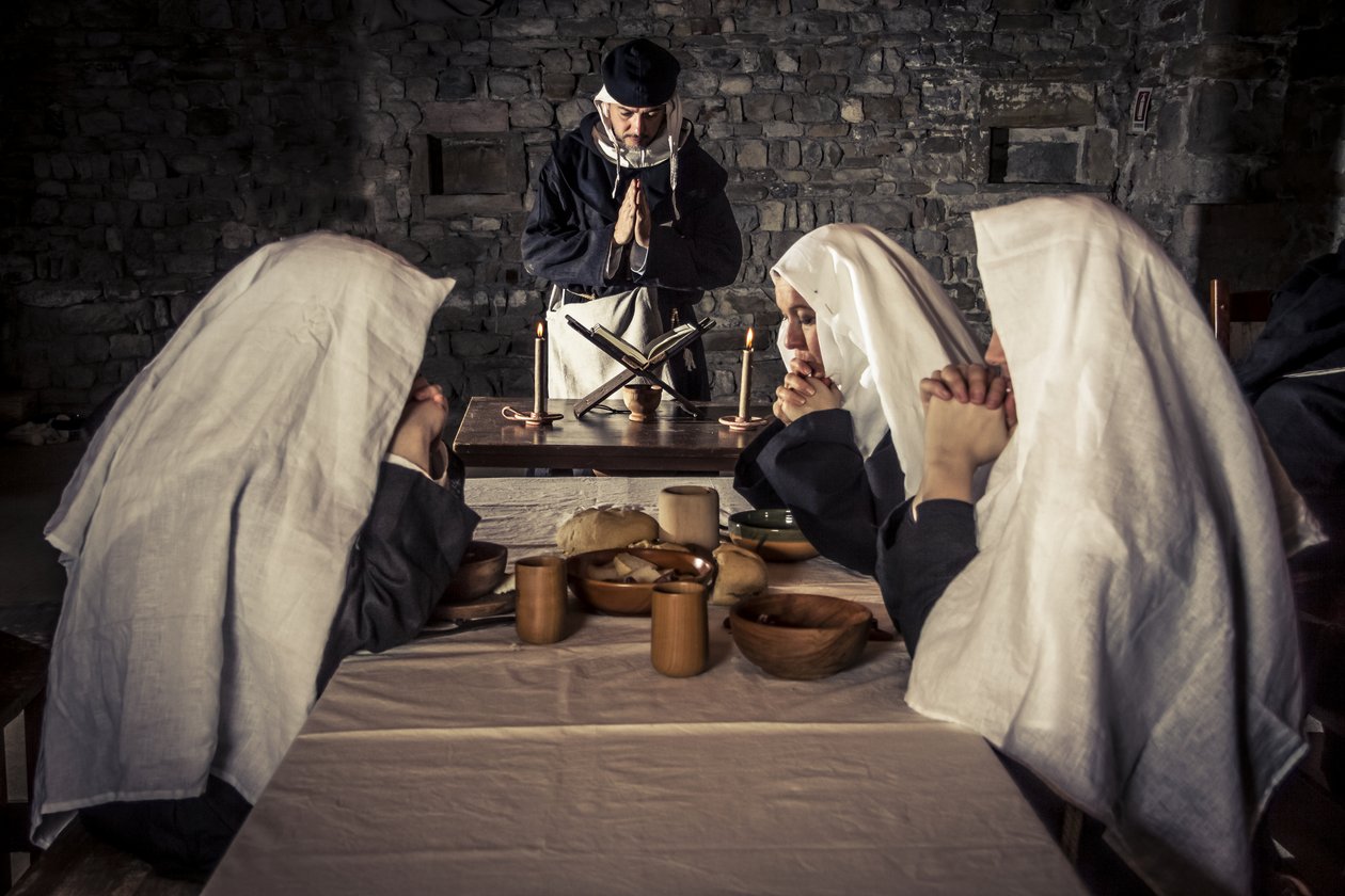Historisk gjeninnføring: Bønn før middag i spisesalen, klosteret til Hospitallers Orden (1250-1291), Acre, Israel av Unbekannt Unbekannt