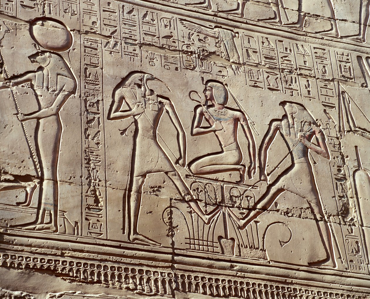 Innvendige veggrelieffer som viser ofringer til gudene, detalj som viser unge Ramses II med gudene Thoth og Horus av Unbekannt Unbekannt