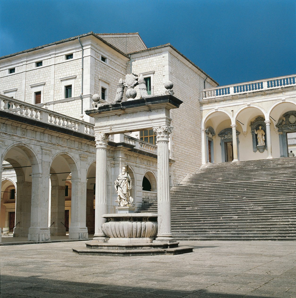 Italia, Lazio-regionen, Frosinone-provinsen, Cassino, Monte Cassino Abbey, hovedtrapp og brønn av Unbekannt Unbekannt
