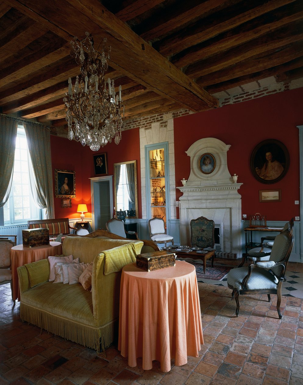 Stue med takbjelker og møbler i Louis XV og Louis XVI-stil, Castle of Reaux, Chouze-sur-Loire, Indre-et-Loire, Frankrike (bilde) av Unbekannt Unbekannt