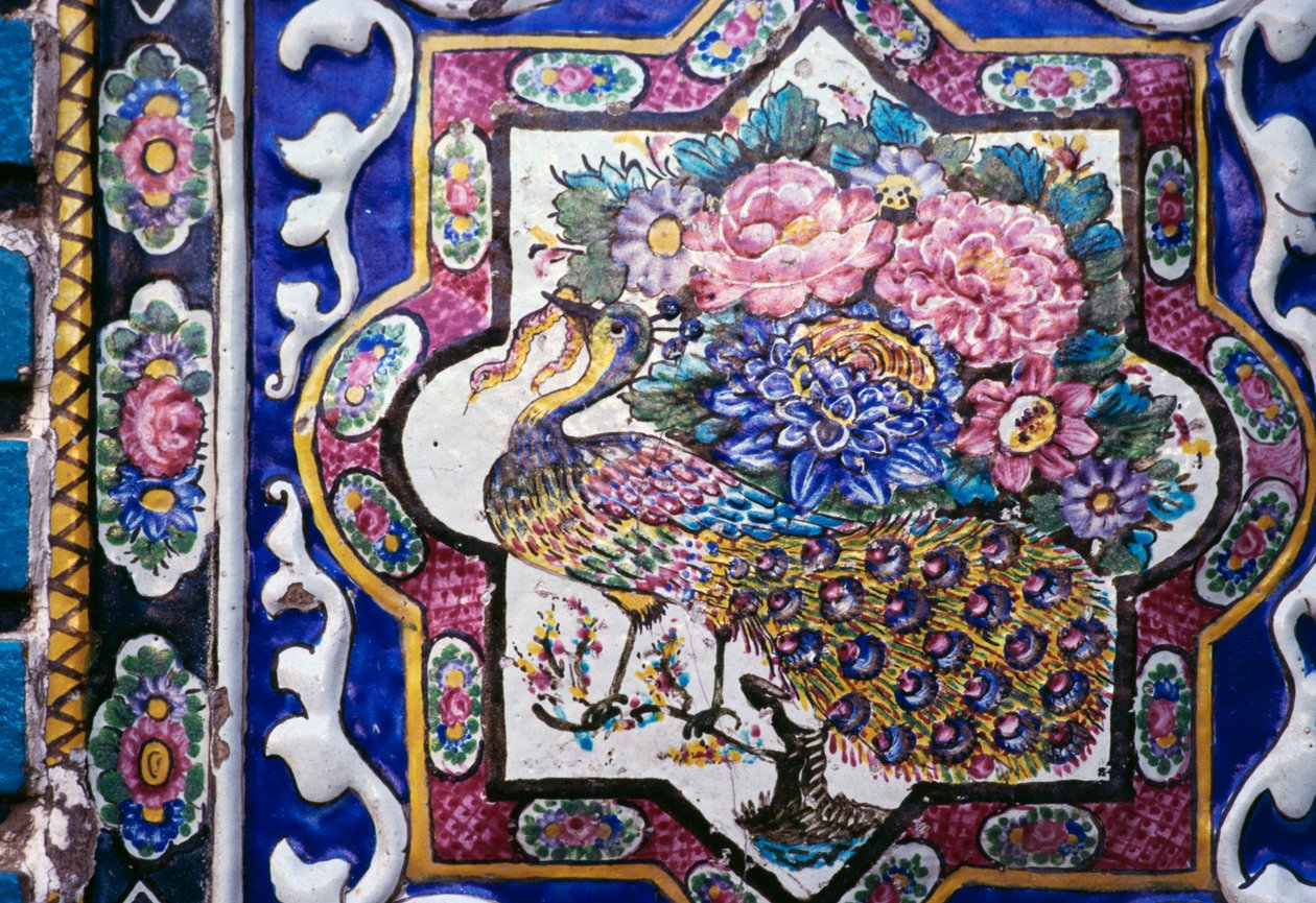 Påfugl og blomster, polykrom flisedekorasjon i Tekyeh Mo'aven ol-Molk, Kermanshah, Iran av Unbekannt Unbekannt