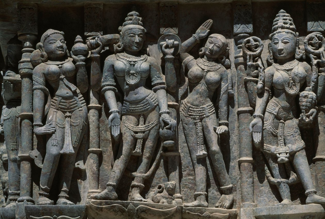 Relieff som viser kvinnelige figurer, Adishvara-tempelet, Vimalavasi Tuk, tempelkomplekset på Shatrunjaya-høyden, Palitana, Gujarat, India av Unbekannt Unbekannt