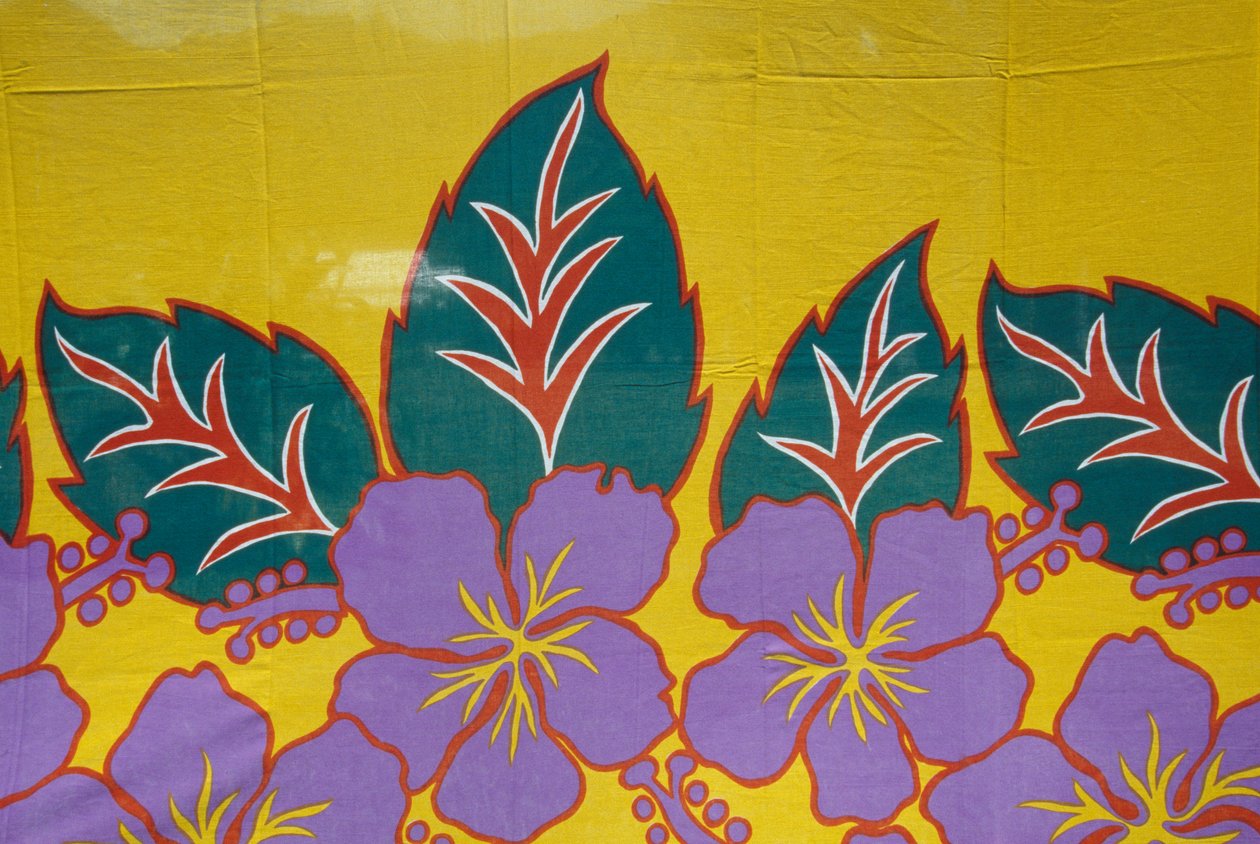 Sarong-stoff dekorert med blomstermotiver, øya Moorea, Society Islands, Fransk Polynesia (den franske republikkens oversjøiske territorium), detalj av Unbekannt Unbekannt