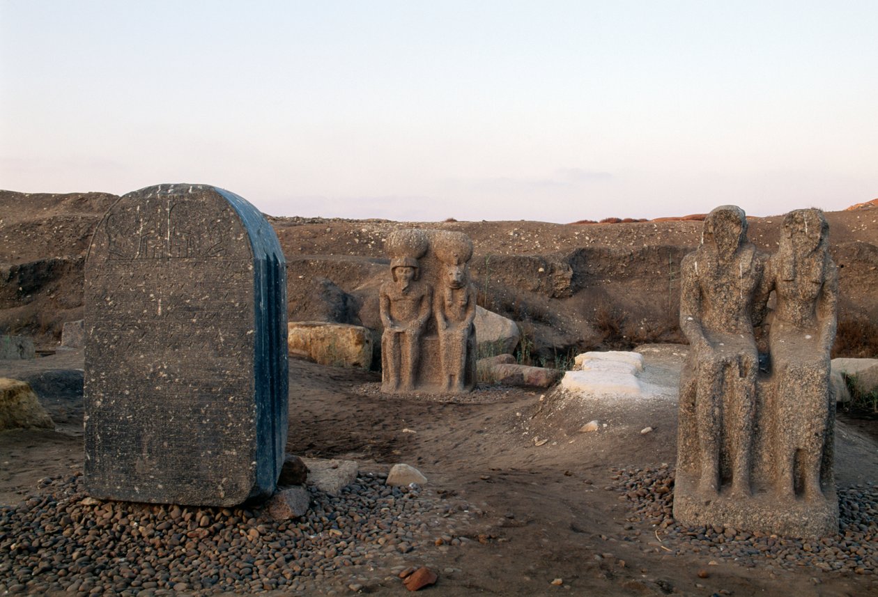 Statuer som viser to guddommer, arkeologiske utgravninger ved Buto (Tell el-Farain), Egypt, egyptisk sivilisasjon av Unbekannt Unbekannt