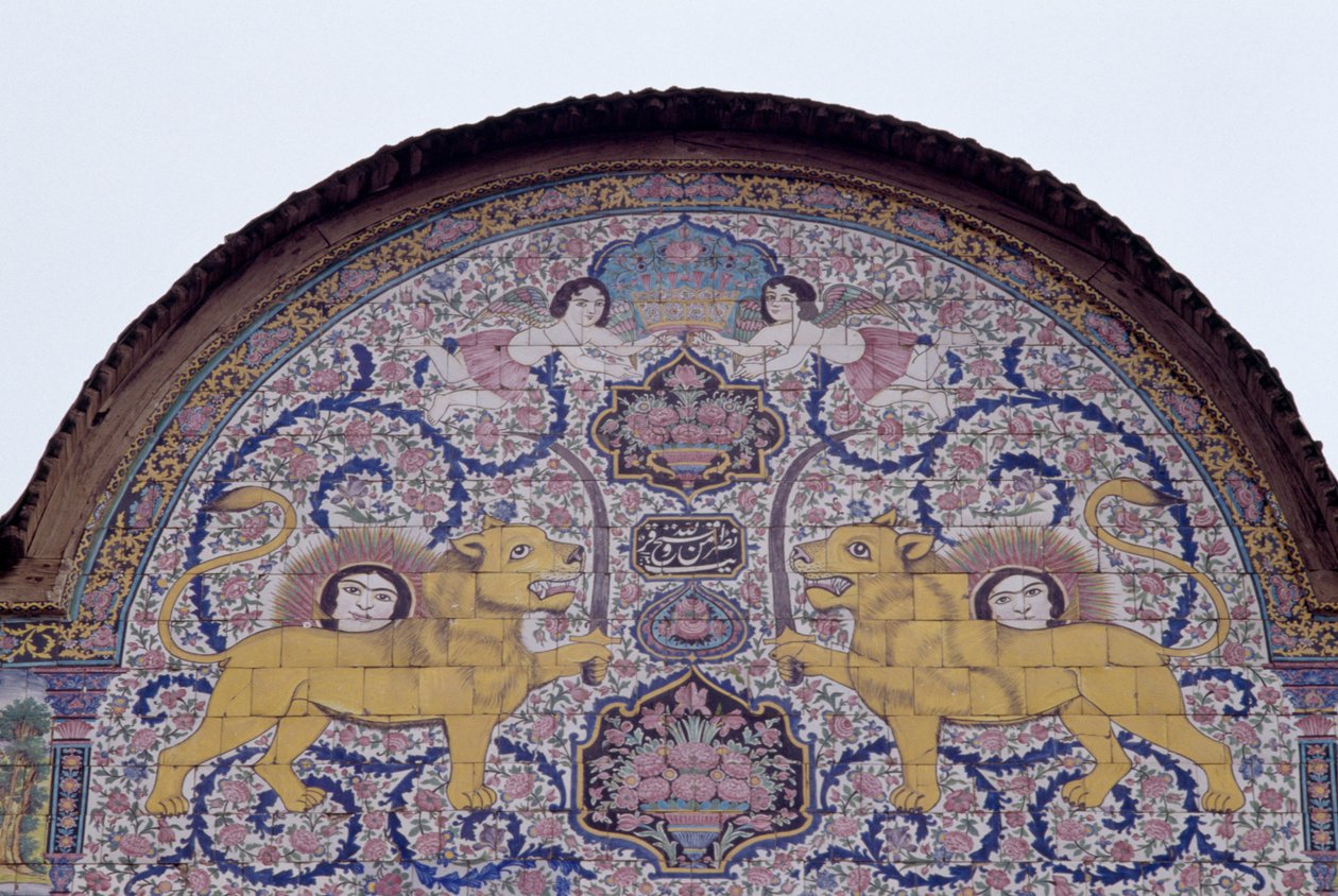 Sol og løve, kongelig emblem fra Qajar-dynastiet, polykrom flisedekorasjon på forsiden av Qavam-huset også kjent som Narenjestan e Ghavam av Unbekannt Unbekannt