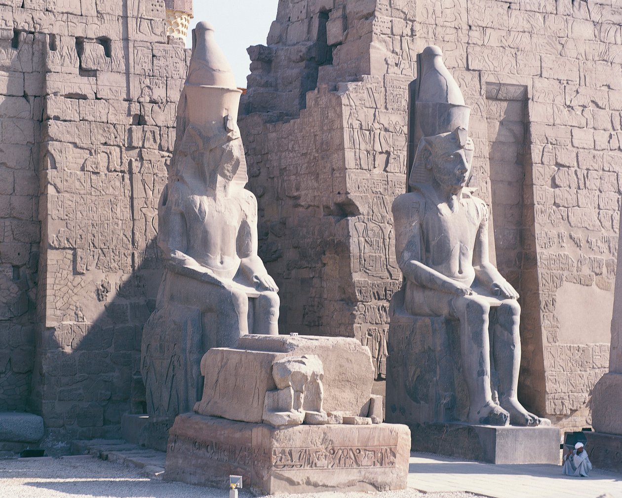Temple of Luxor, pylon av Ramses II, to kolossale statuer av kongen av Unbekannt Unbekannt