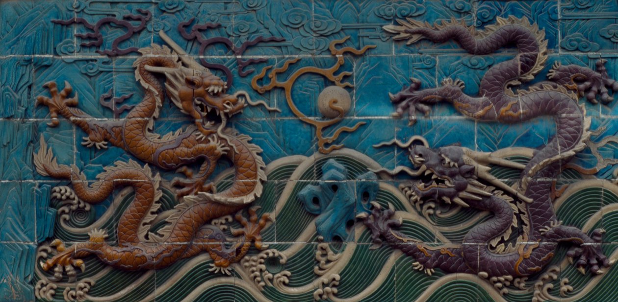 To av dragene som leker med de flammende perlene, polykrom glasert majolica, detalj av Ni-Dragon Wall, Beihai Park, Beijing, Kina. kinesisk sivilisasjon av Unbekannt Unbekannt