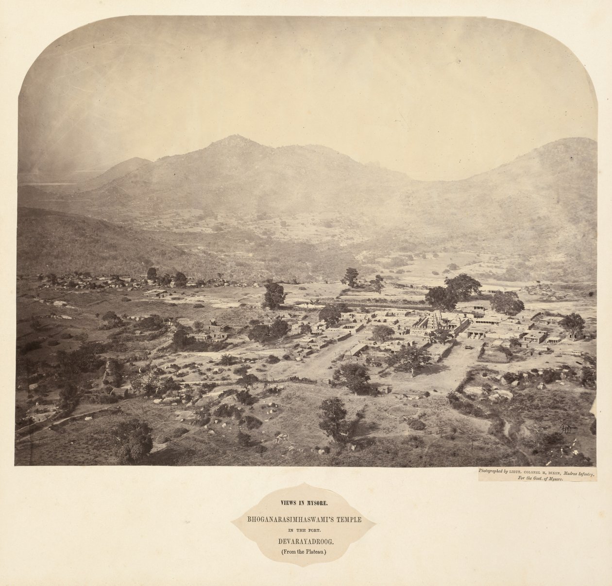 Utsikt i Mysore: Bhoganarasimhaswamis-tempelet, i fortet, Devarayadroog..., 1862-1865. av Lieutenant Colonel Henry Dixon