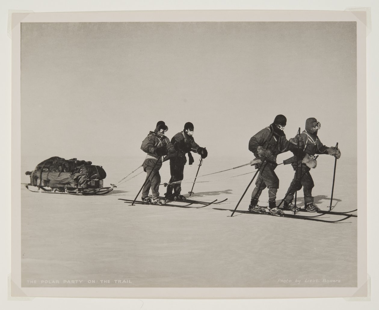 The Polar Party on the Trail (bromidtrykk) av Lieutenant Henry Robertson Bowers
