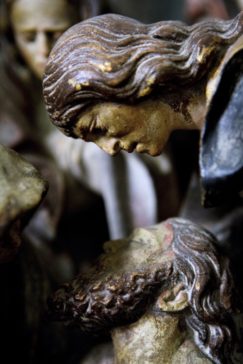 Altertavle, høyre panel, detalj, Deponeringen fra korset (malt stein) av Ligier Richier