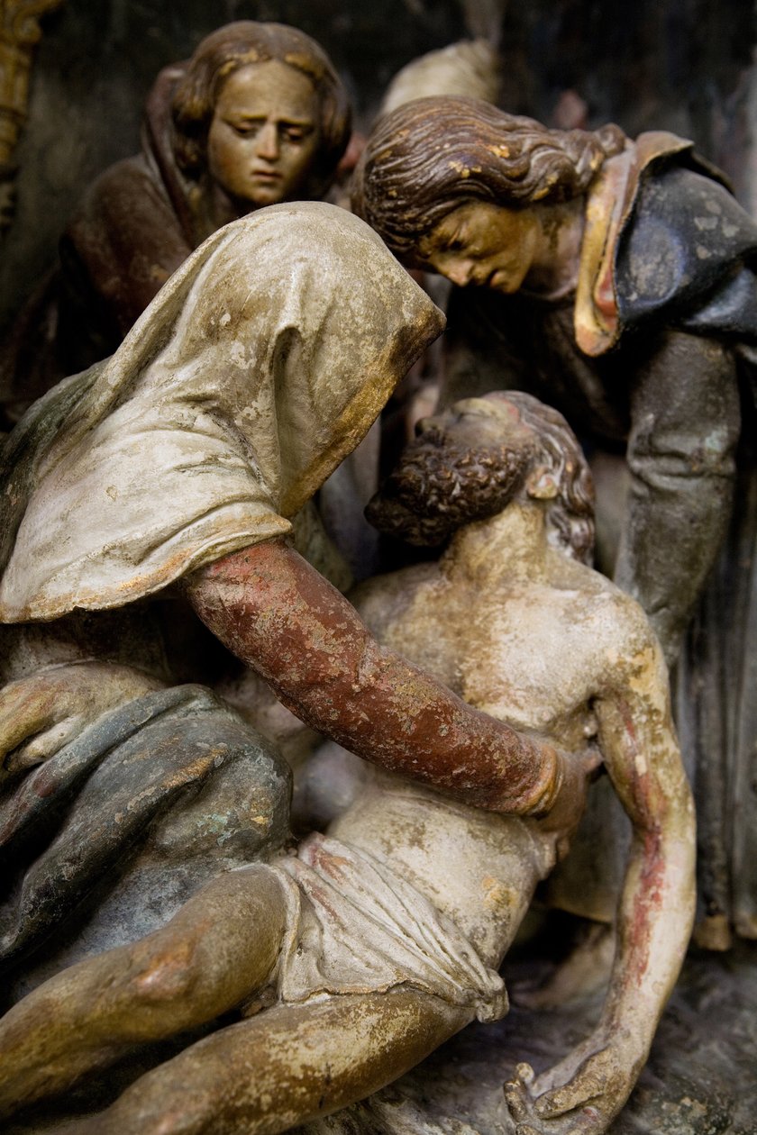Altertavle, høyre panel, detalj, Deponeringen fra korset (malt stein) av Ligier Richier