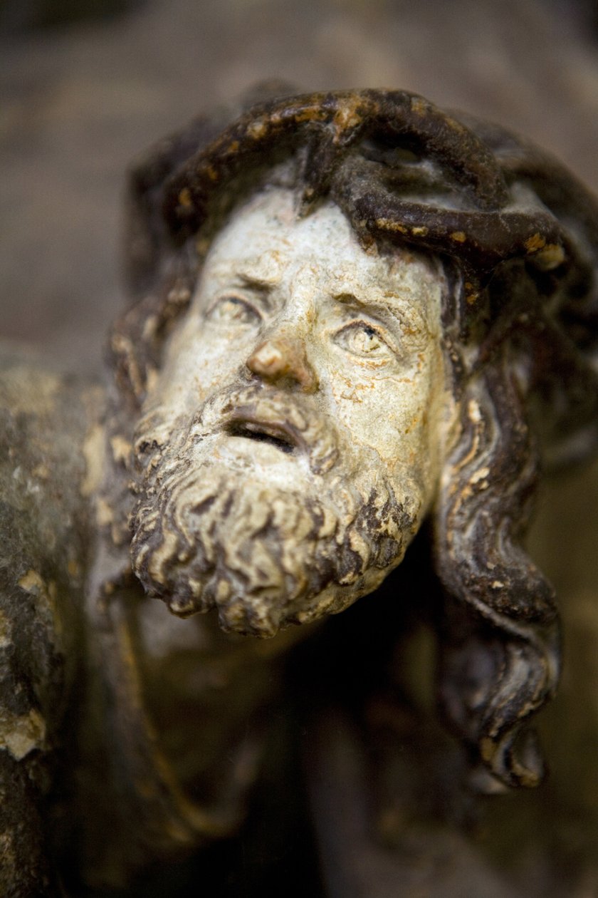 Altertavle, venstre panel, detalj, Bæringen av korset (malt stein) av Ligier Richier