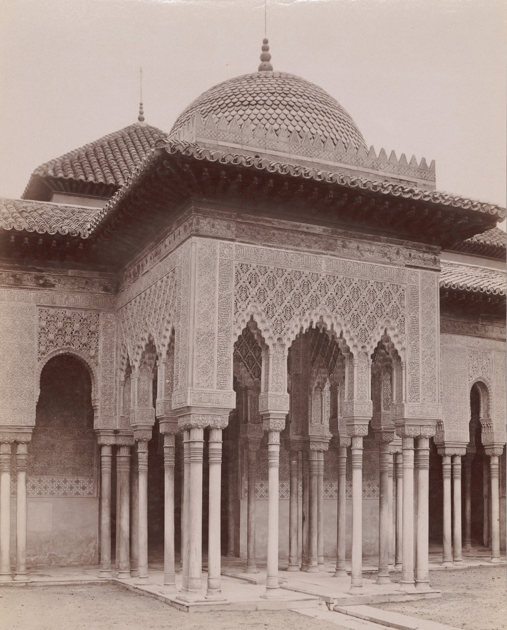 [Løvenes gårdsplass, Alhambra, Granada], 1880-90-tallet. av Likely Sebastiano Tassinari.