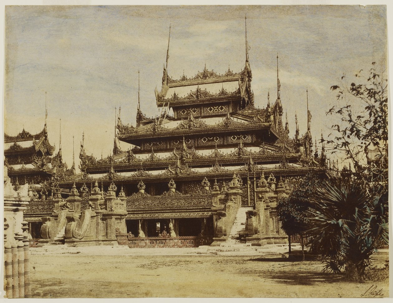 Amerapoora: Maha-Too-Lo-Bounghian Kyoung, 1855 (albumintrykk fra et vokset papirnegativ tonet i akvarell) av Linnaeus Tripe