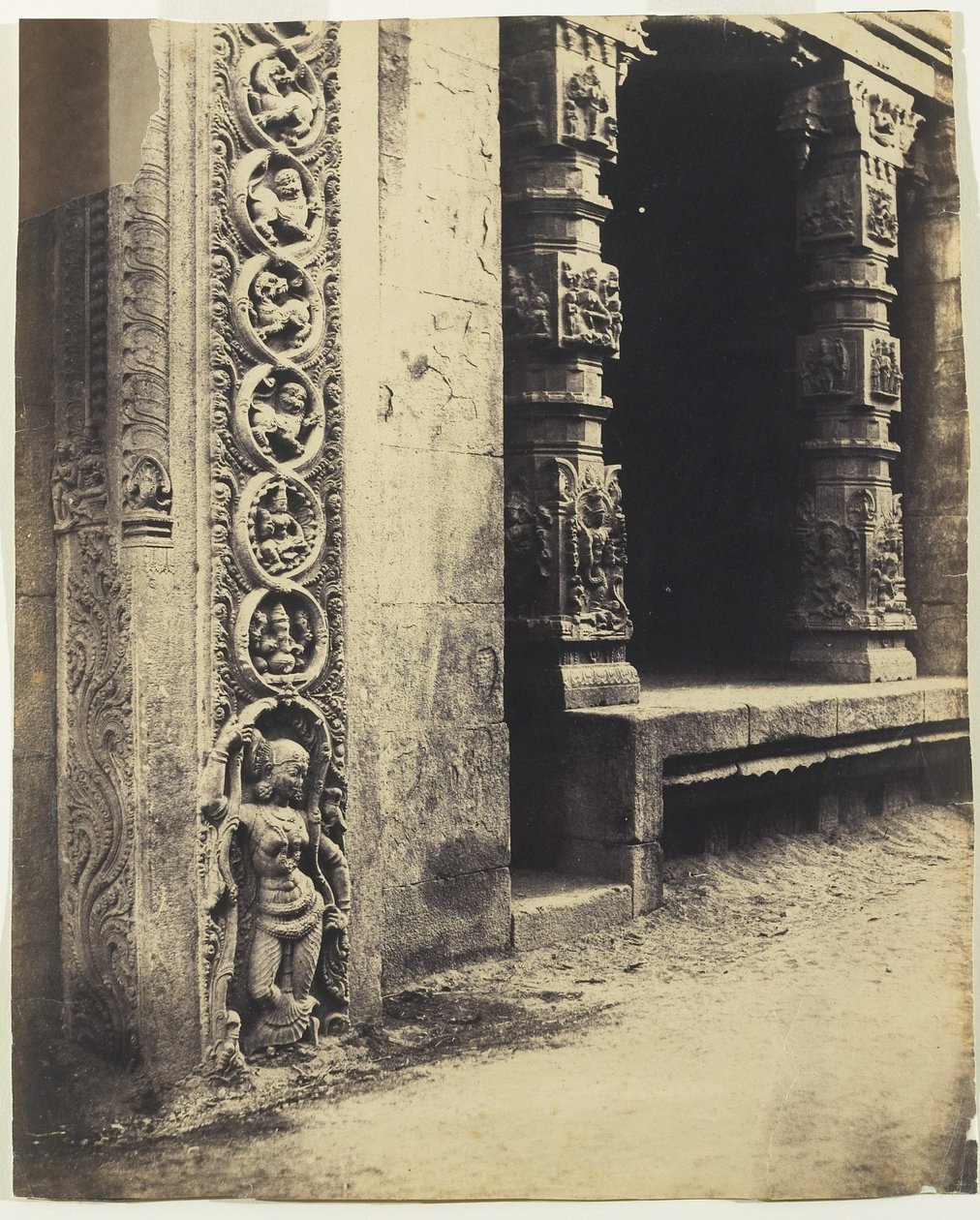 Madura: Pillars in the Recessed Portico i Royal Gopurum med bunnen av en av de fire skulpturerte monolittene av Linnaeus Tripe
