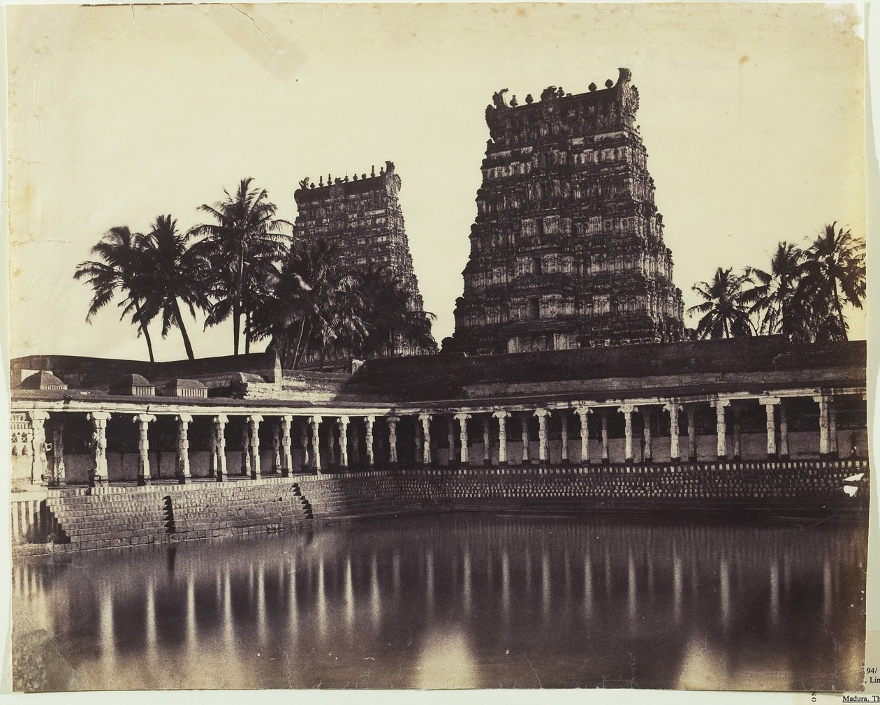Madura. The Great Pagoda, Mootoo Alaghur og East Gopurum fra Tank, 1858 (albumintrykk fra vokset papirnegativ) av Linnaeus Tripe