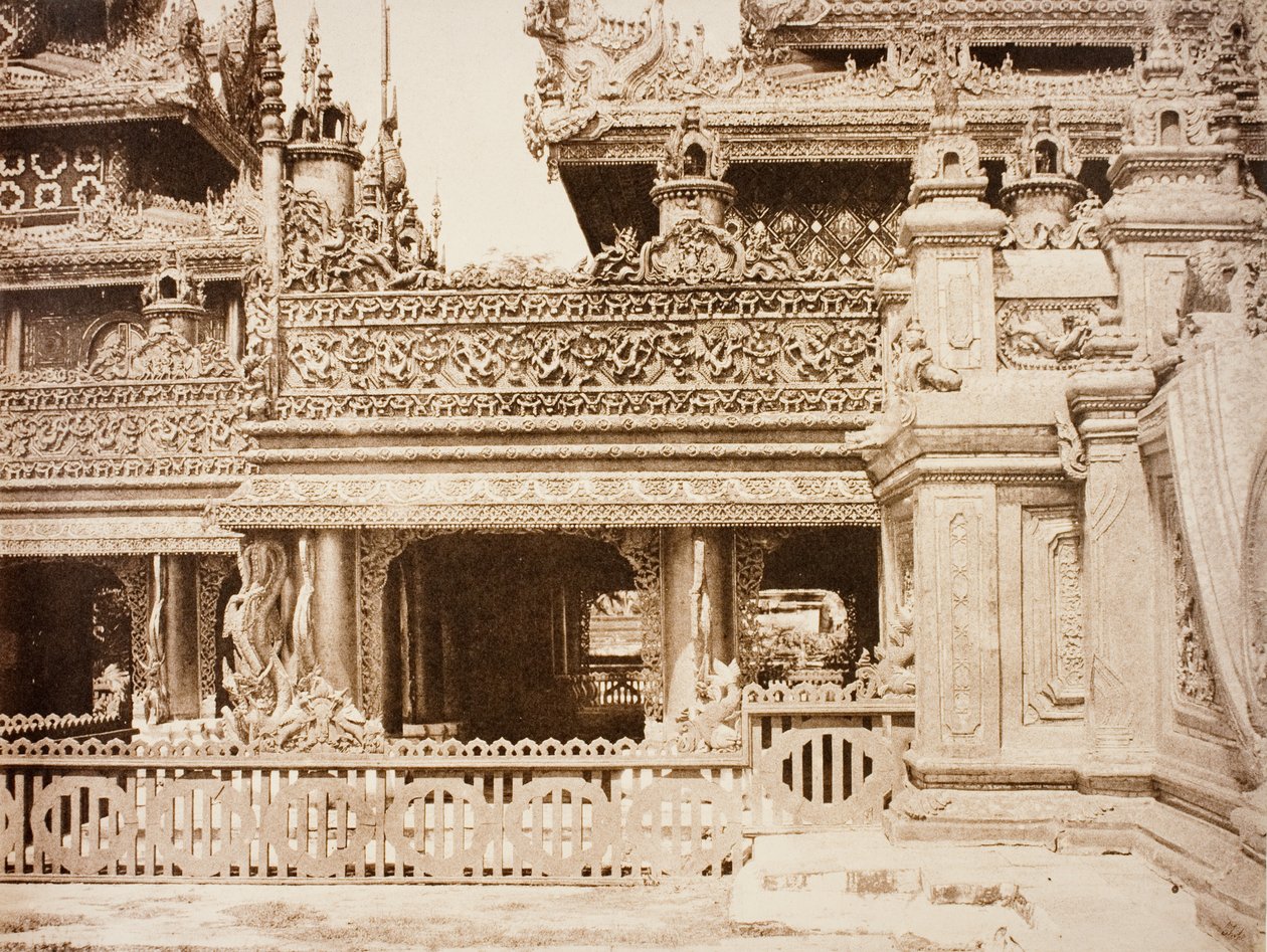 nr. 92. Amerapoora. En annen del av balkongen til Kyoung nr. 86 [Maha-too-lo-Bounghian Kyoung]. av Linnaeus Tripe