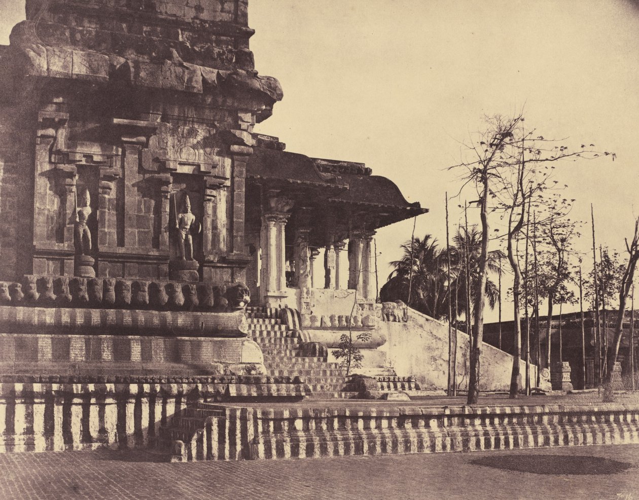 Tanjore: Great Pagoda, Entrance Looking Outwards av Linnaeus Tripe