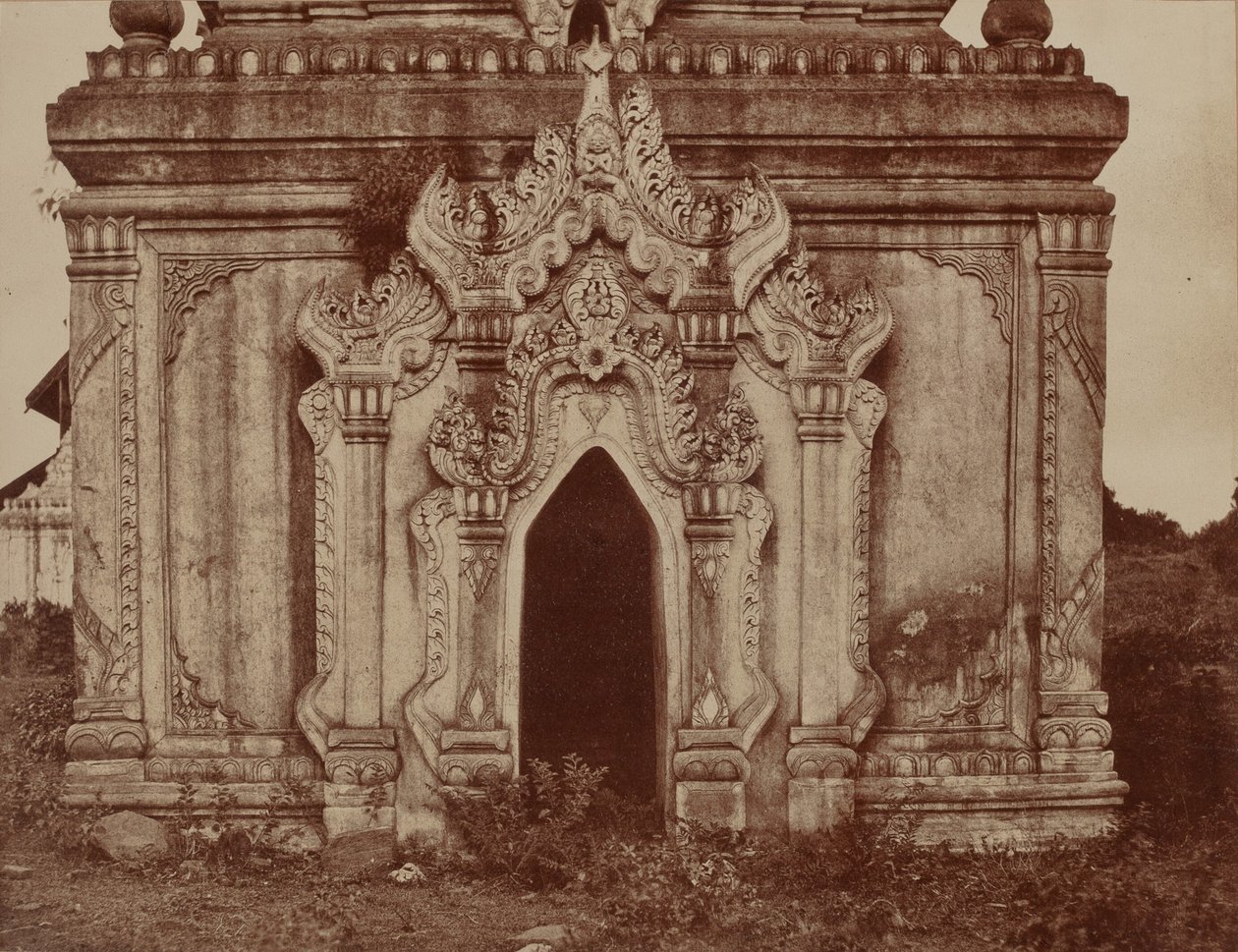 Tsagain Myo: Doorway of a Small Pagoda av Linnaeus Tripe