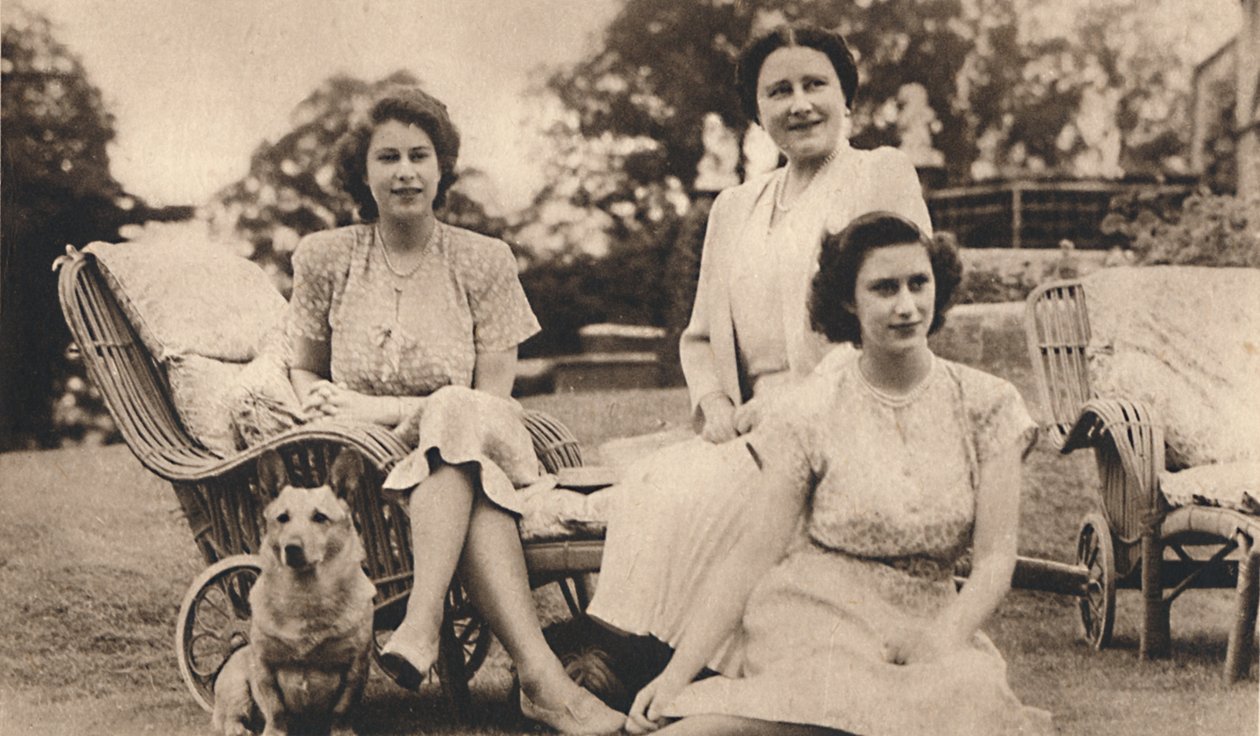 Hennes Majestet Dronningen med de kongelige prinsessene, c1950. av Lisa Sheridan