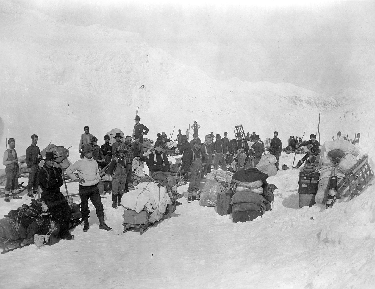Gold-Seekers på toppen av Chilkoot Pass, Alaska, 1897 av Lloyd Valentine and Pond, Edwin Percy Winter