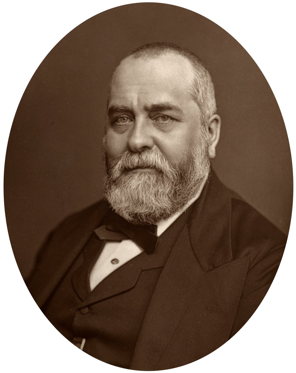 Sir Francis Philip Cunliffe Owen, direktør for South Kensington Museum, 1880. av Lock and Whitfield