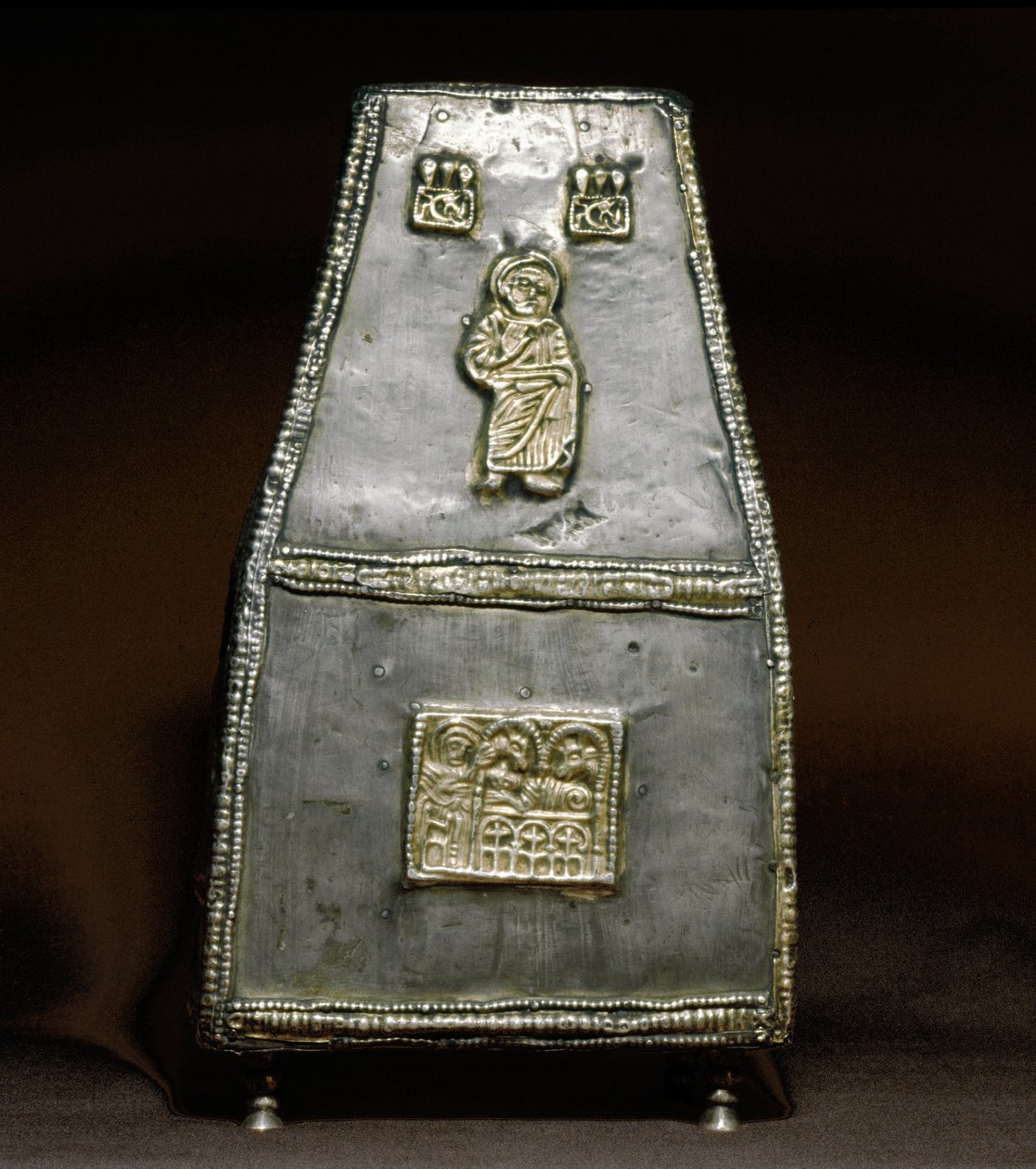 Arkeologi i middelalderen (middelalderen). Barbarian Art of Lombardia: Sølvboks for å motta relikvier (relikvieskrin). Lombard kunst, 8. - 9. århundre. Penger. Cividale del Friuli, Chretien-museet, katedralens skatt av Lombard School