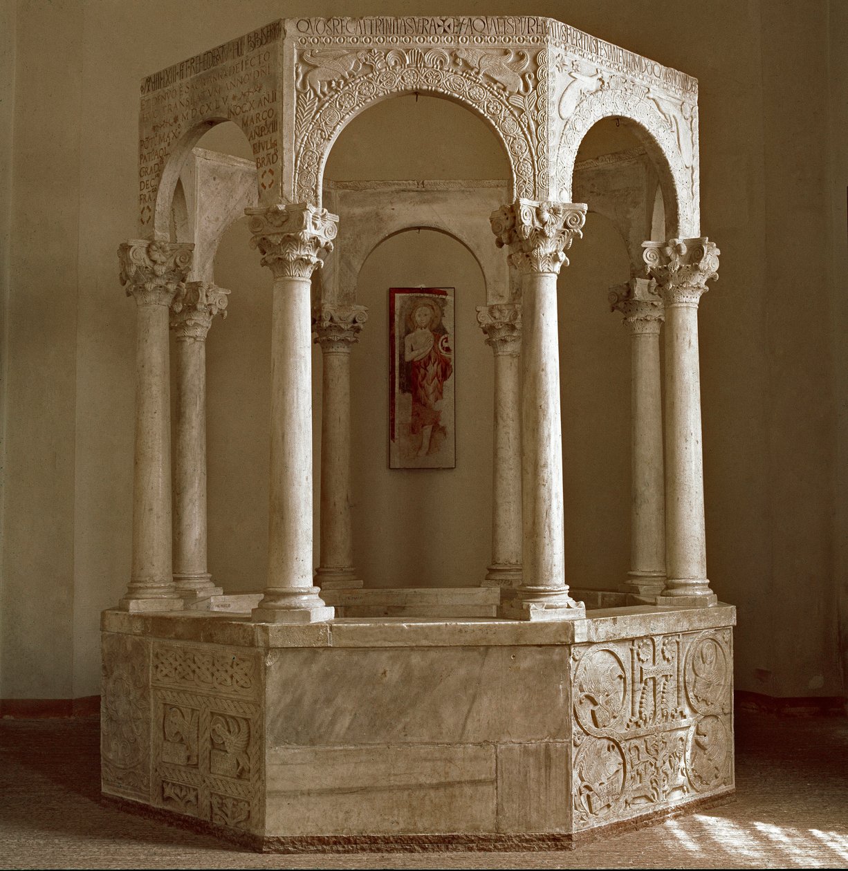 Arkeologi i middelalderen (middelalderen). Barbarkunst fra Lombardia: dåpskilde (baptistere) til patriark Callisto i åttekantet form sammensatt av en bue ved side og korintiske søyler. Arkitektur 730-740. Lombard kunst, 800-tallet. Kalkstein. Han av Lombard School