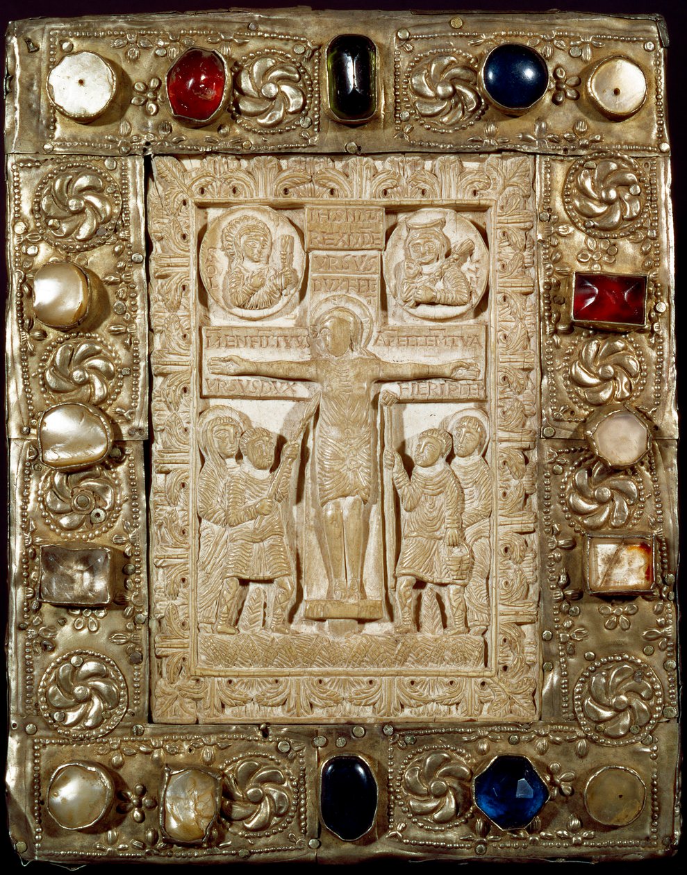 Arkeologi i middelalderen (middelalderen). Barbarkunsten i Lombardia: freden til hertug Orso. Elfenbensdelen representerer Kristus korsfestet omgitt av Jomfruen, Saint Longin the Centurion (eller Longinus) og Saint John. Lombardkunst fra 900-tallet. Jeg av Lombard School