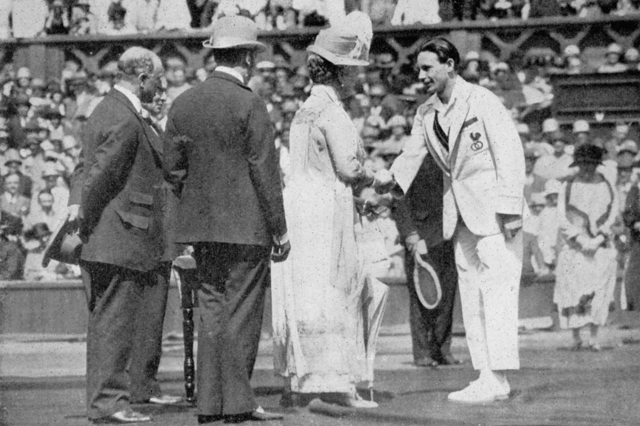 Jean Borotra mottar sin medalje fra Queen Mary på senterbanen, 1926 av London News Agency